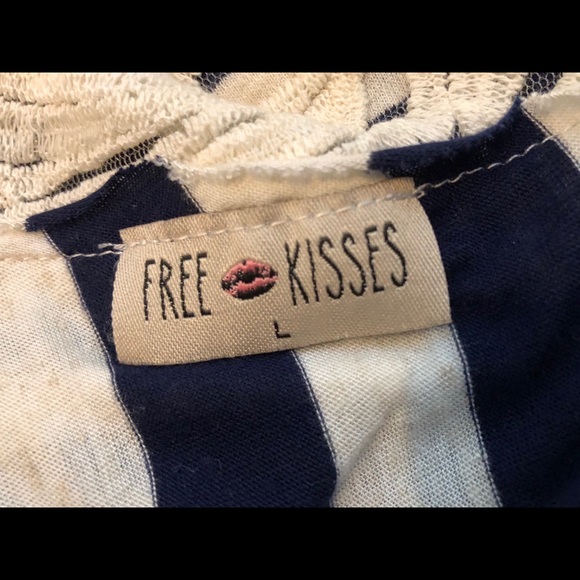 “Free Kisses” Tank Top - Picture 4 of 4